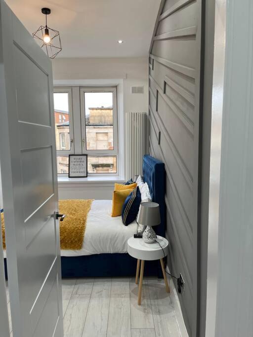 Cheerful West End Apartment: Cozy 2-bedroom Near Centre Apartment Glasgow