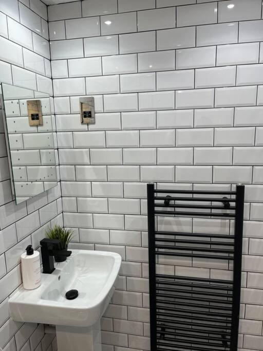 Cheerful West End Apartment: Cozy 2-bedroom Near Centre * Glasgow