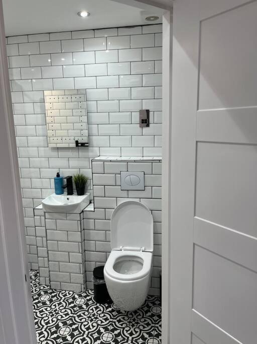 Cheerful West End Apartment: Cozy 2-bedroom Near Centre Apartment *