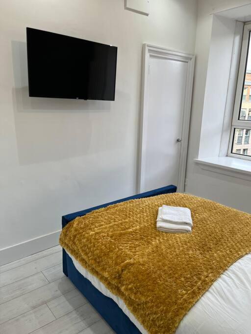 Cheerful West End Apartment: Cozy 2-bedroom Near Centre Glasgow