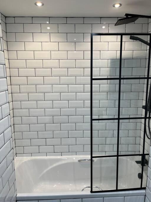 Cheerful West End Apartment: Cozy 2-bedroom Near Centre Glasgow