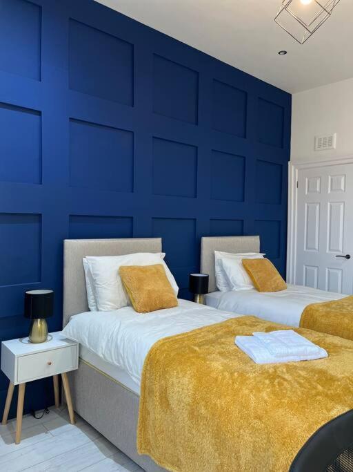Cheerful West End Apartment: Cozy 2-bedroom Near Centre Apartment *