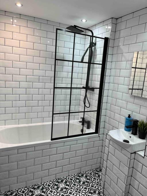 Apartment Cheerful West End Apartment: Cozy 2-bedroom Near Centre *