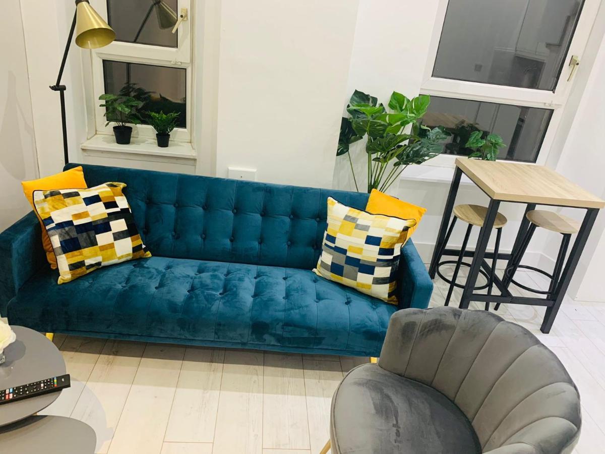 Cheerful West End Apartment: Cozy 2-bedroom Near Centre Apartment