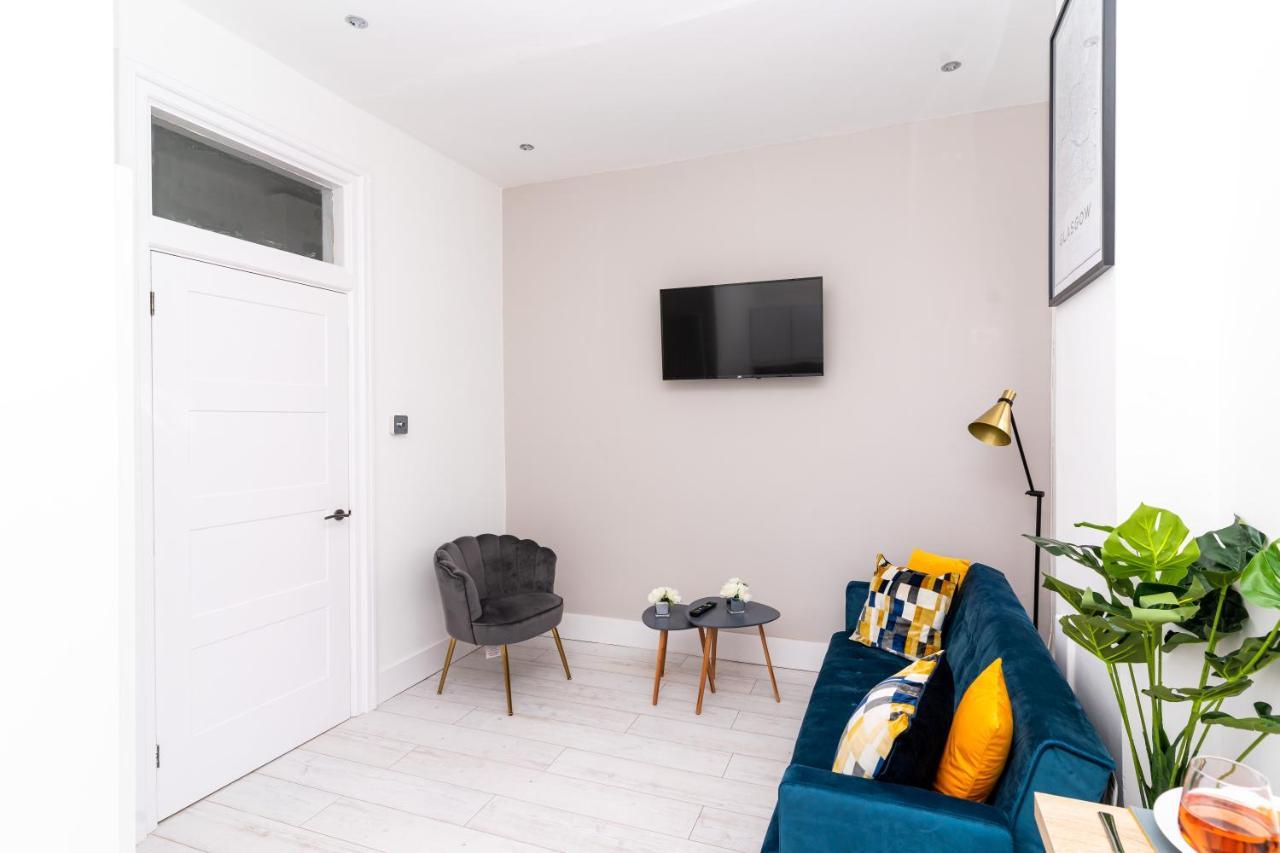 Cheerful West End Apartment: Cozy 2-bedroom Near Centre * Glasgow