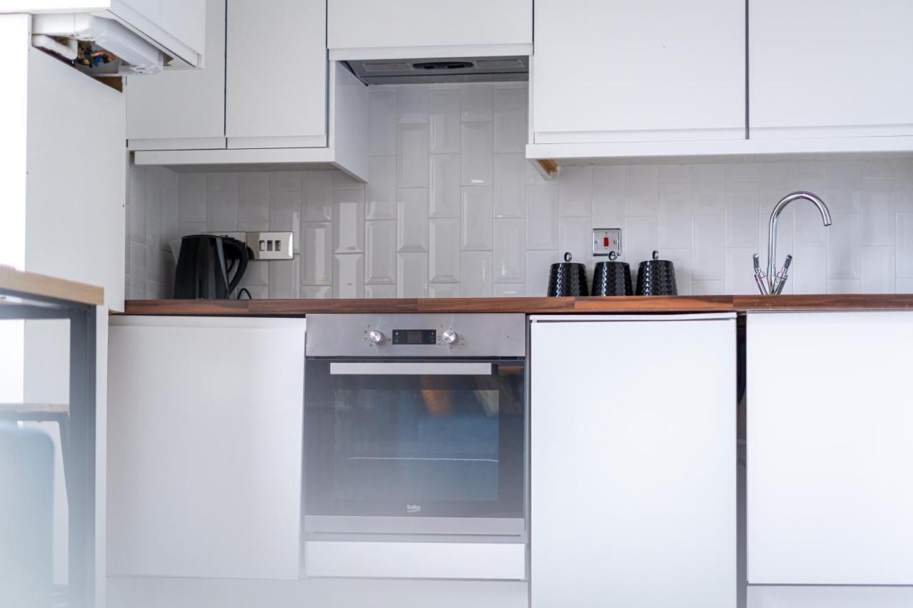 Cheerful West End Apartment: Cozy 2-bedroom Near Centre Apartment