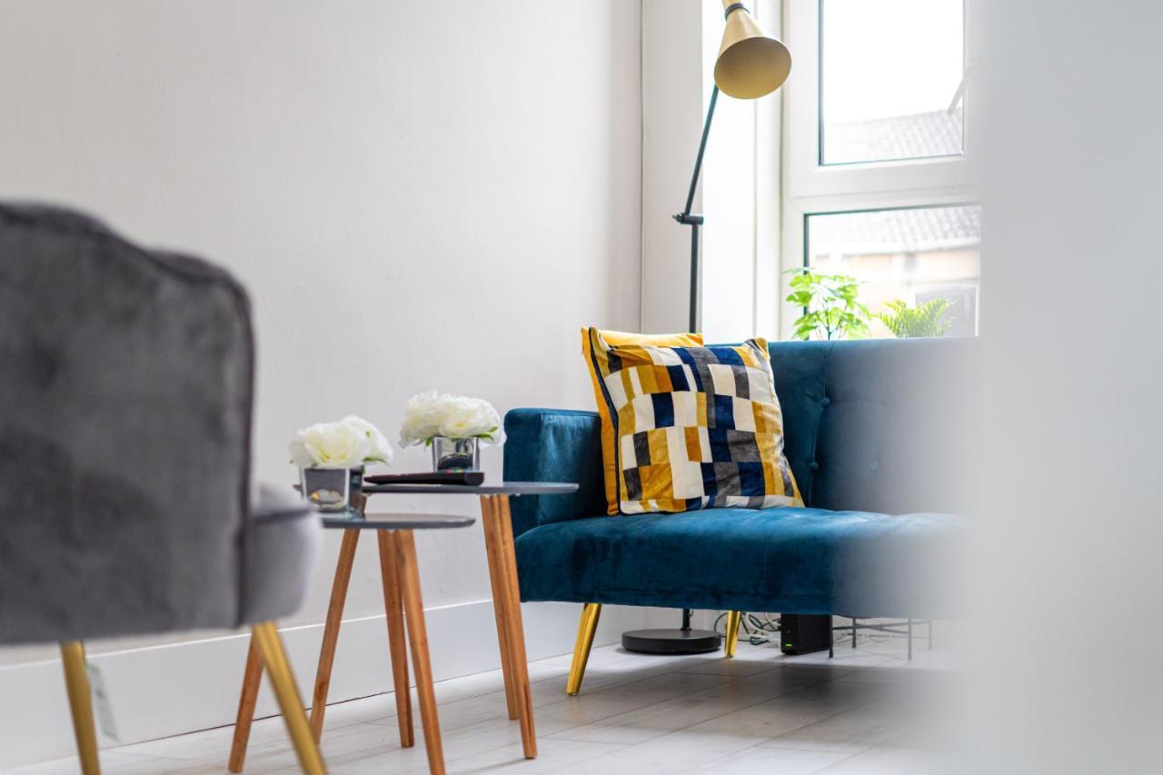 Cheerful West End Apartment: Cozy 2-bedroom Near Centre *