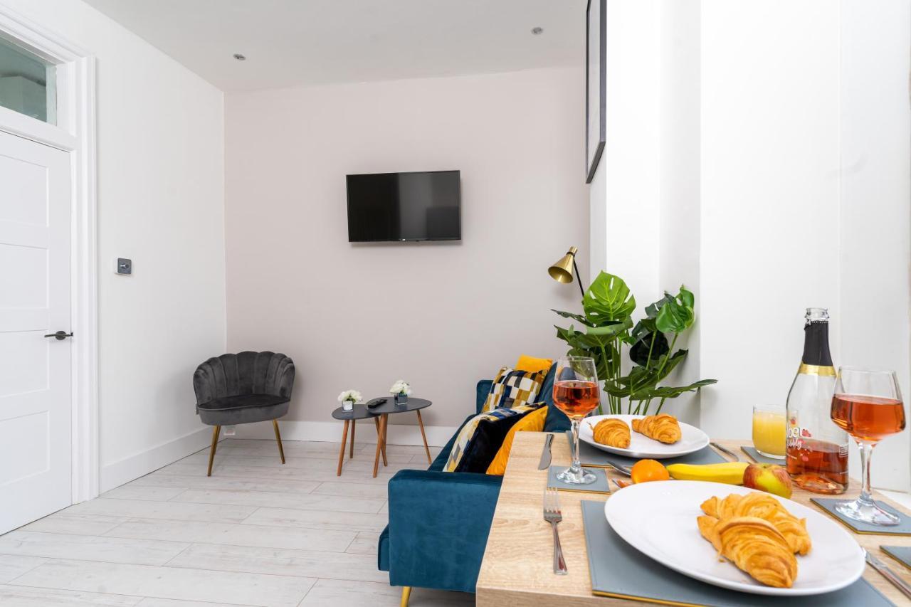 Apartment Cheerful West End Apartment: Cozy 2-bedroom Near Centre