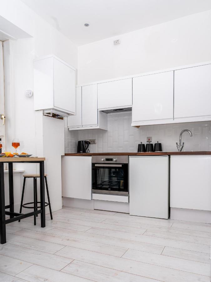 Cheerful West End Apartment: Cozy 2-bedroom Near Centre *