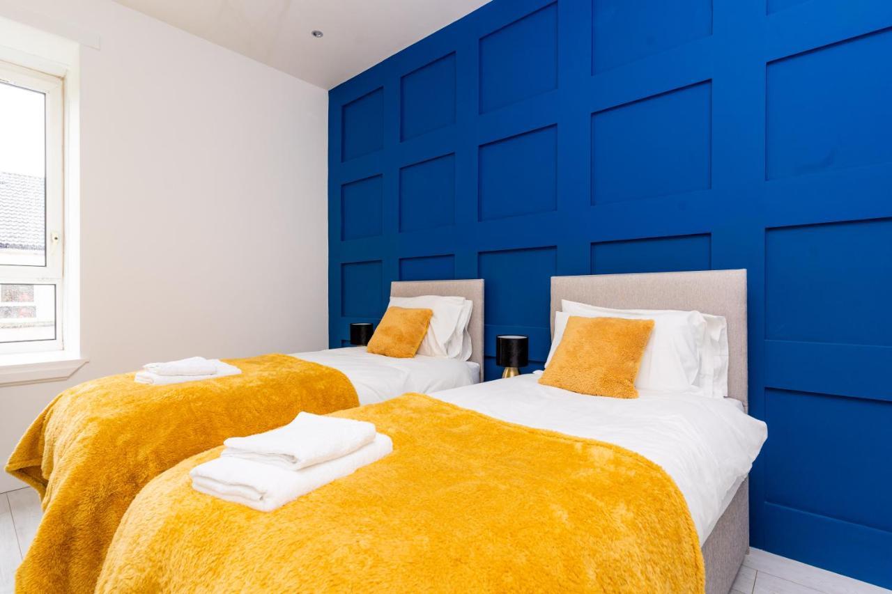 Cheerful West End Apartment: Cozy 2-bedroom Near Centre
