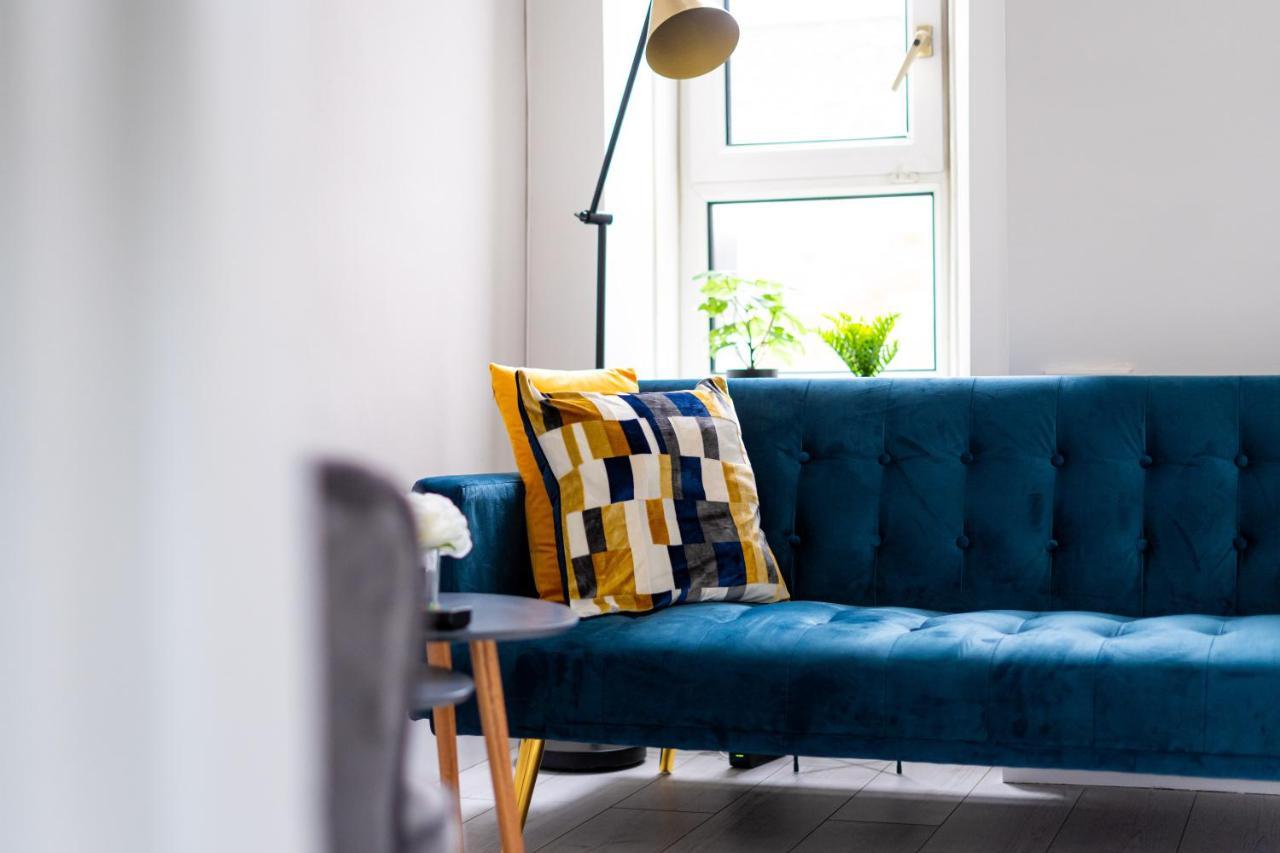 Cheerful West End Apartment: Cozy 2-bedroom Near Centre Apartment *