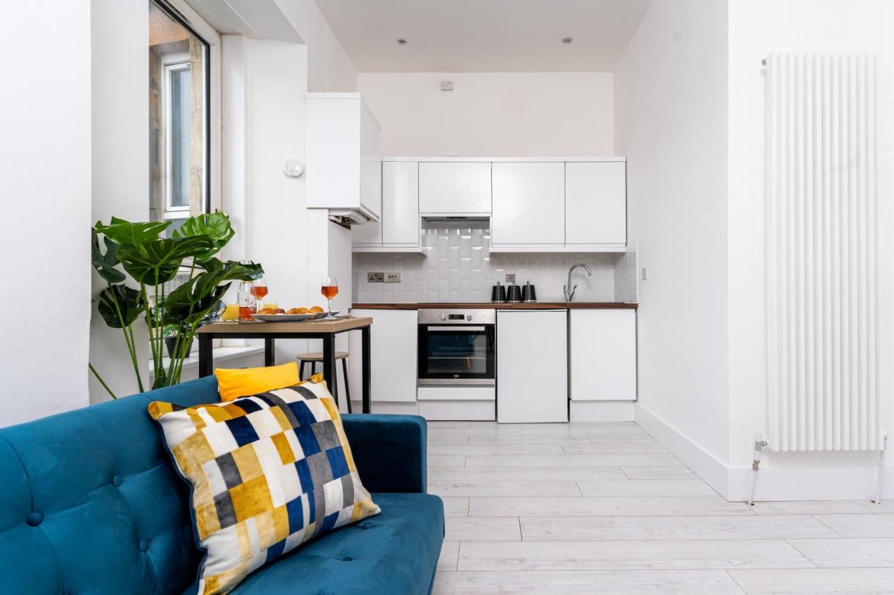 Cheerful West End Apartment: Cozy 2-bedroom Near Centre Glasgow