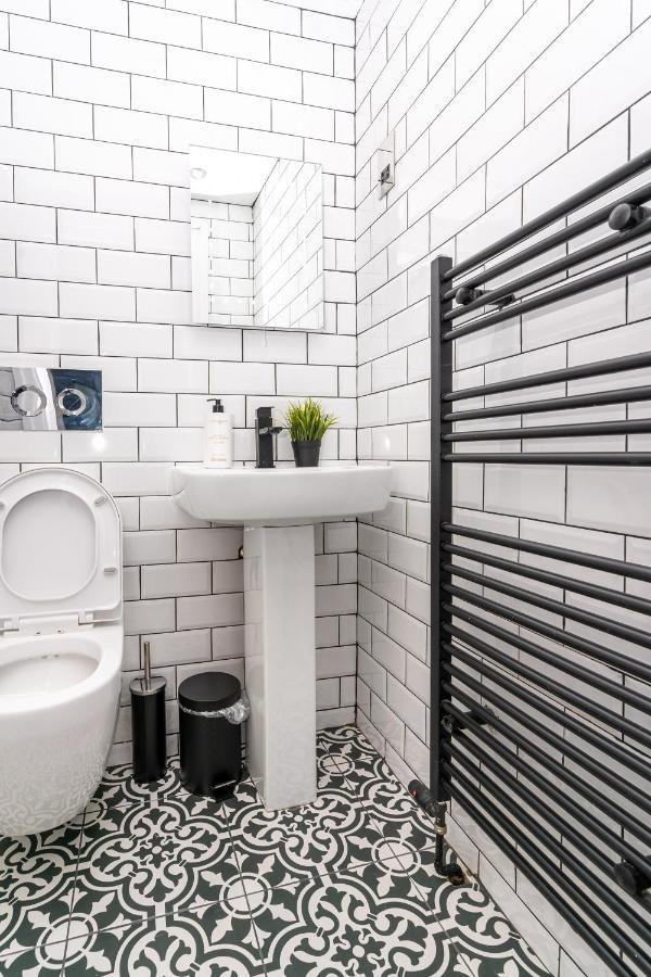 Cheerful West End Apartment: Cozy 2-bedroom Near Centre Glasgow