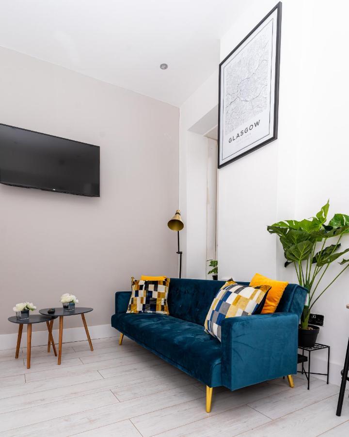Cheerful West End Apartment: Cozy 2-bedroom Near Centre Apartment
