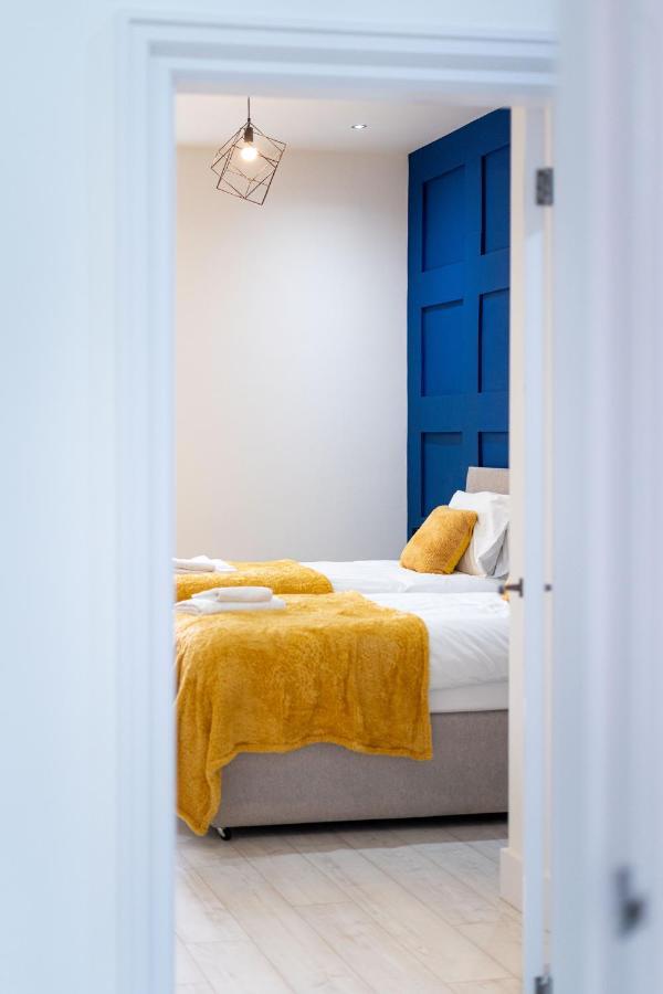 Cheerful West End Apartment: Cozy 2-bedroom Near Centre Apartment *