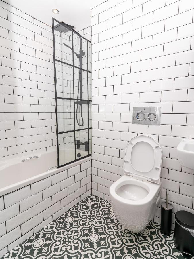 Apartment Cheerful West End Apartment: Cozy 2-bedroom Near Centre