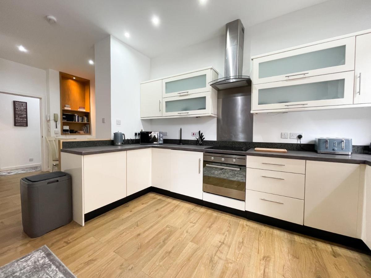 Exquisite 2br Flat Near Train Station