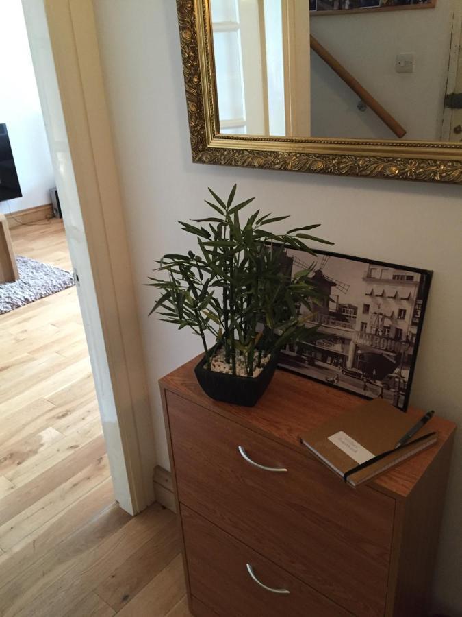 Beautiful 2 Bedroom With Balcony In Trendy West End - Ideal For Hydro, Uni, Ashton Lane & Centre Apartment *