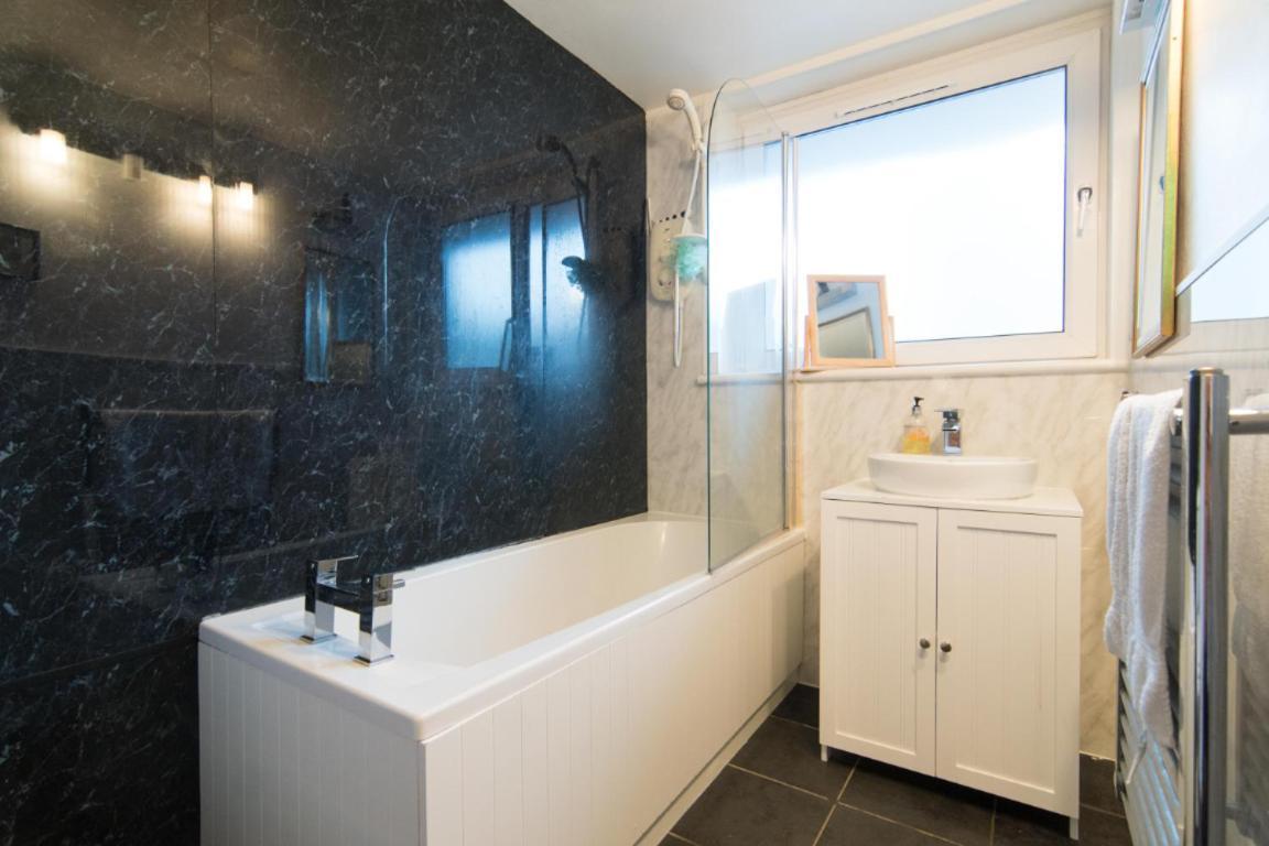 Apartment Beautiful 2 Bedroom With Balcony In Trendy West End - Ideal For Hydro, Uni, Ashton Lane & Centre