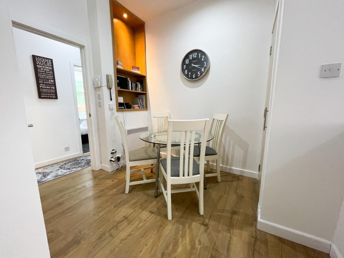 Exquisite 2br Flat Near Train Station Apartment *