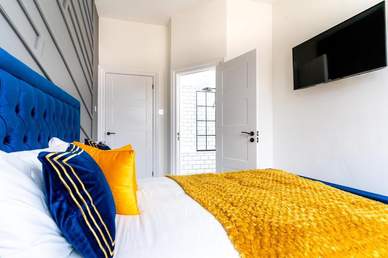 Cheerful West End Apartment: Cozy 2-bedroom Near Centre Apartment *