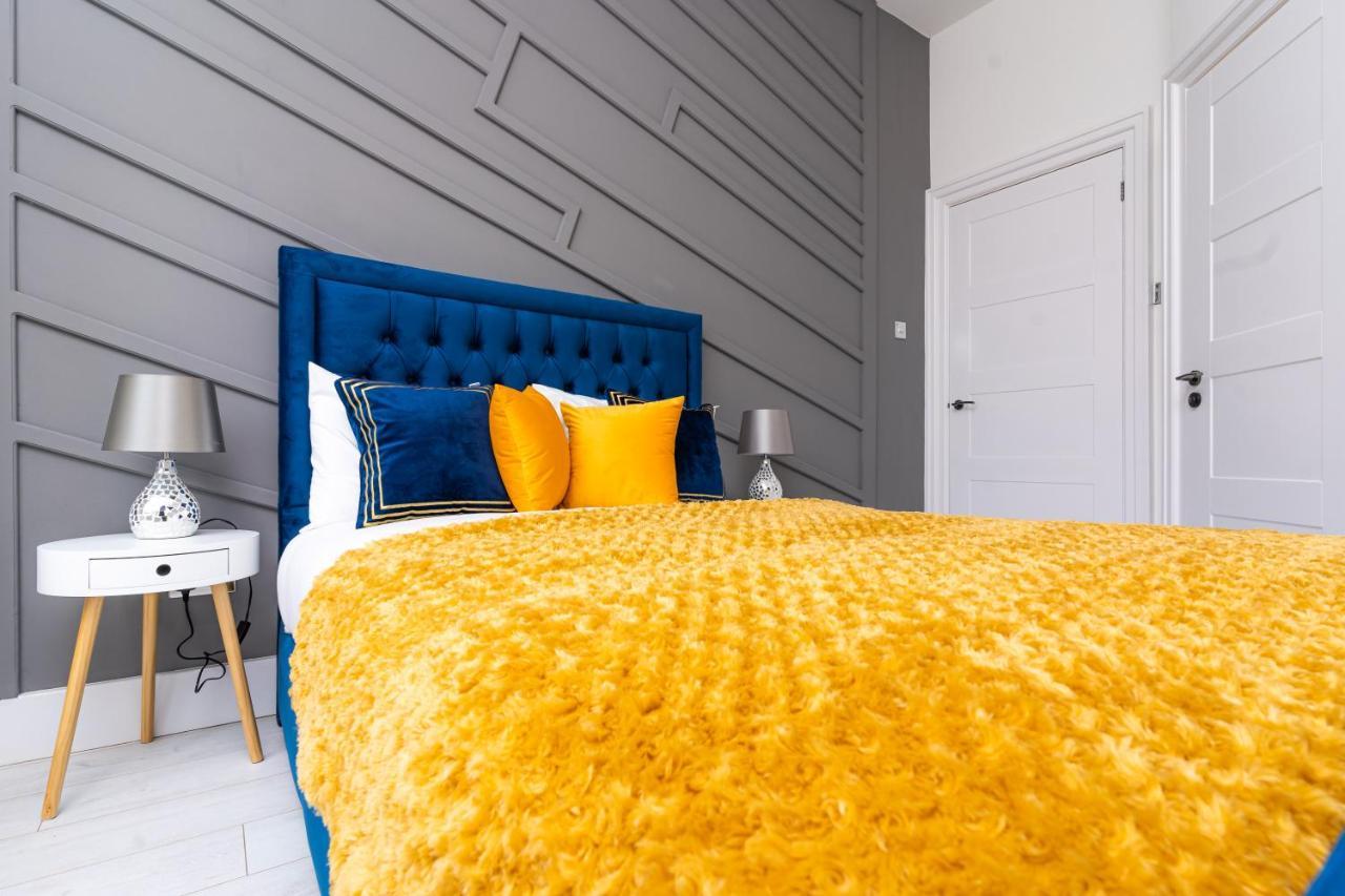 Cheerful West End Apartment: Cozy 2-bedroom Near Centre Glasgow