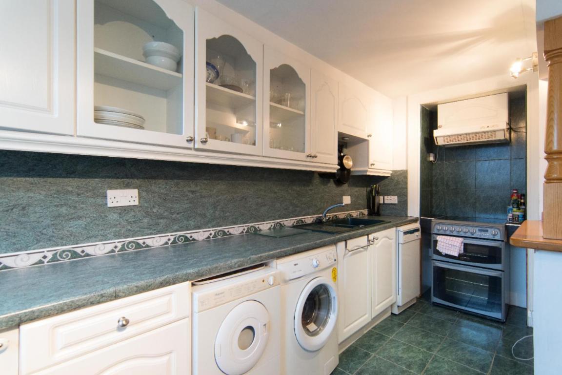 Apartment Beautiful 2 Bedroom With Balcony In Trendy West End - Ideal For Hydro, Uni, Ashton Lane & Centre