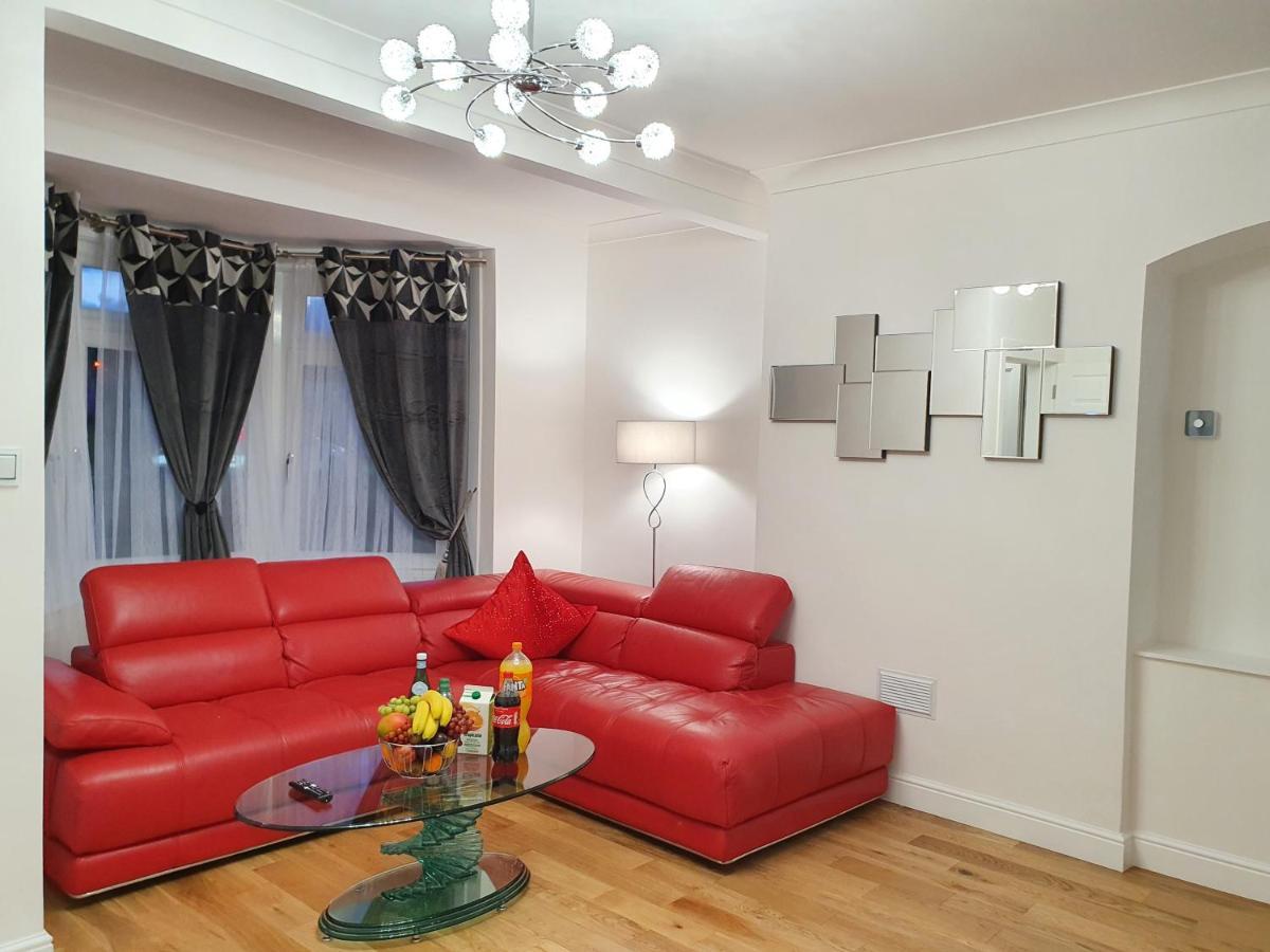 Comfortable And Modern 3 Bedroom Mid Terraced *