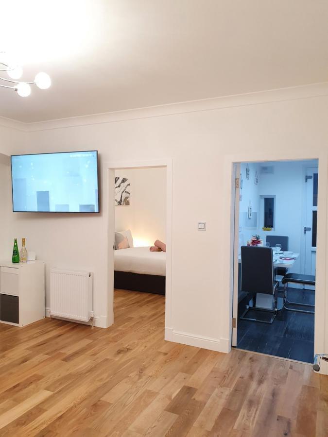 Comfortable And Modern 3 Bedroom Mid Terraced Apartment Glasgow