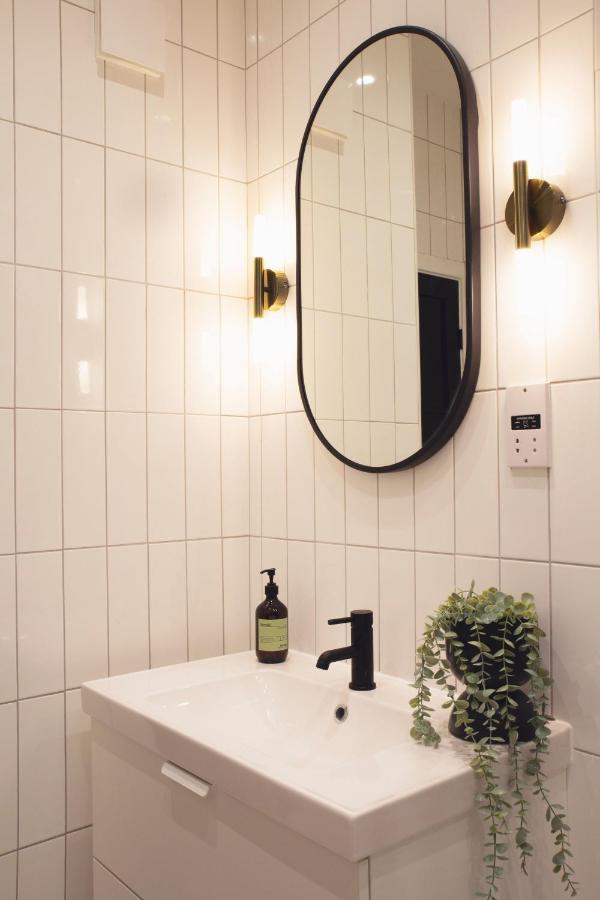 Stylish 2 Bedroom With Office, Near Sec & Hydro Apartment Glasgow