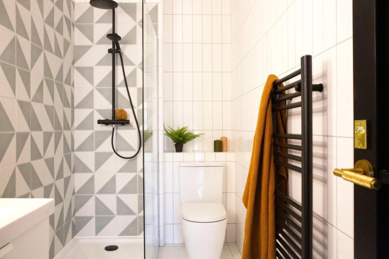 Stylish 2 Bedroom With Office, Near Sec & Hydro Apartment *