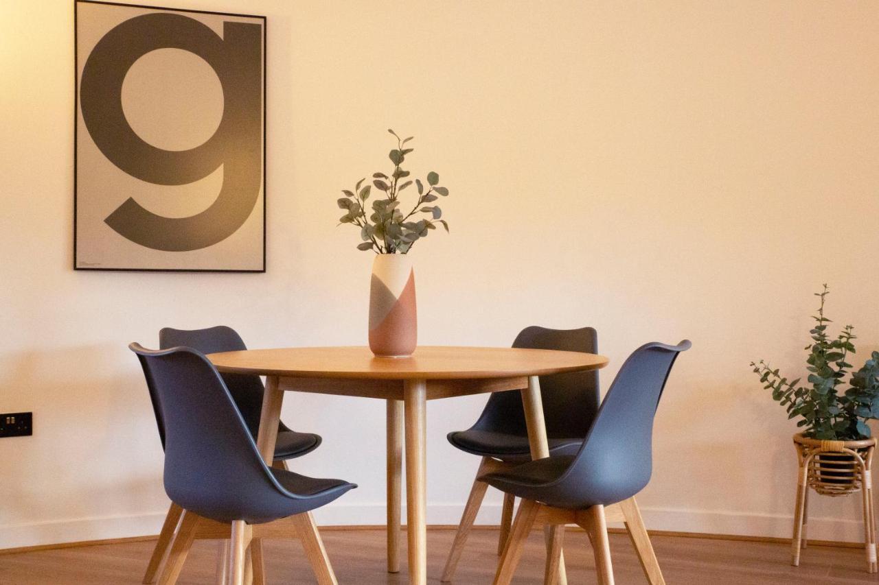 Apartment Stylish 2 Bedroom With Office, Near Sec & Hydro *
