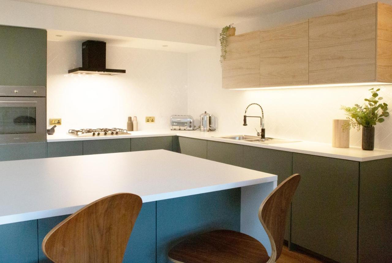 Stylish 2 Bedroom With Office, Near Sec & Hydro Apartment *