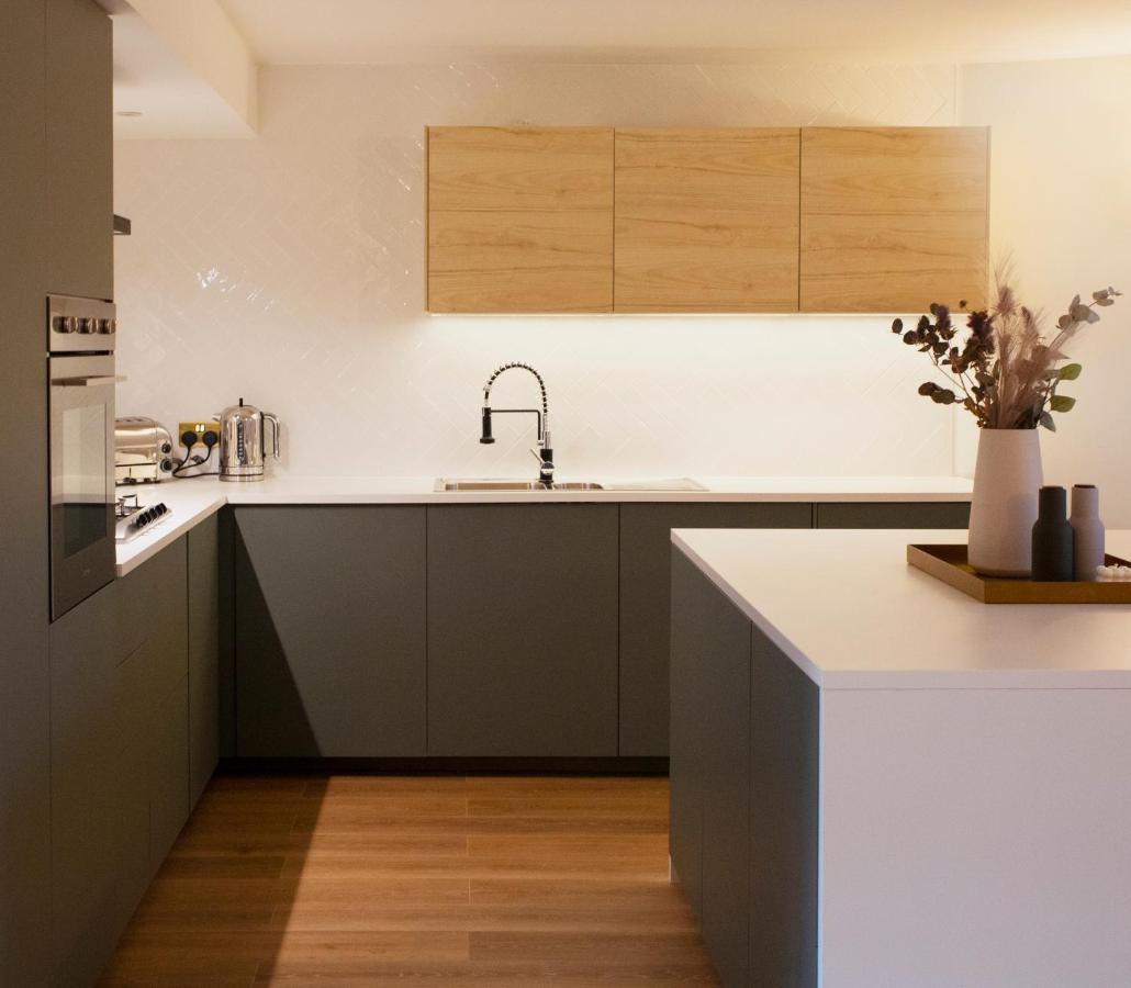 Stylish 2 Bedroom With Office, Near Sec & Hydro Apartment Glasgow