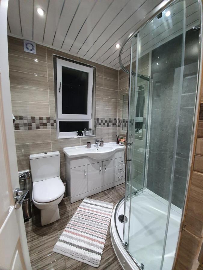 Comfortable And Modern 3 Bedroom Mid Terraced * Glasgow