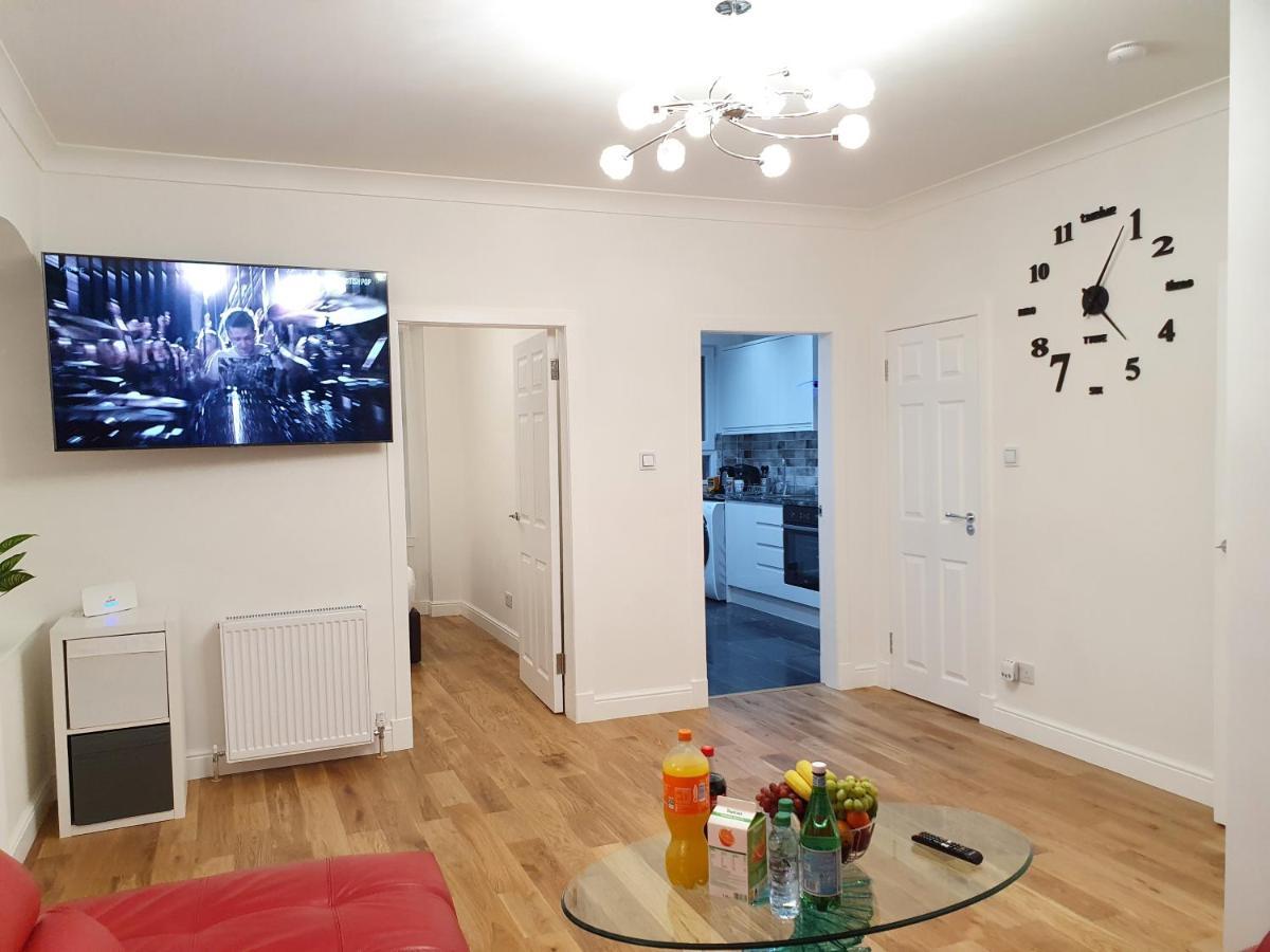 Comfortable And Modern 3 Bedroom Mid Terraced *