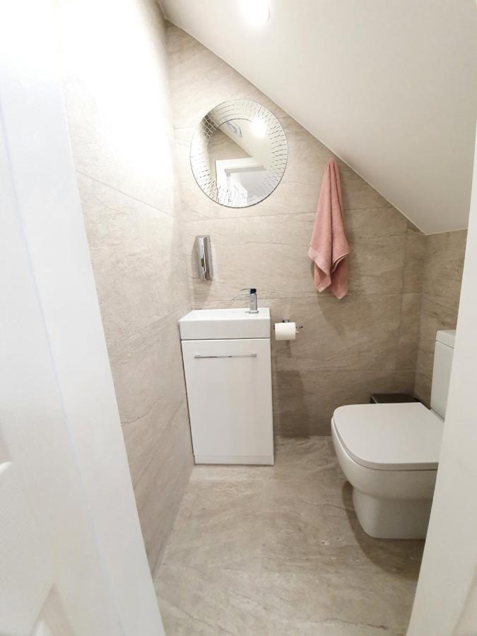 Comfortable And Modern 3 Bedroom Mid Terraced *