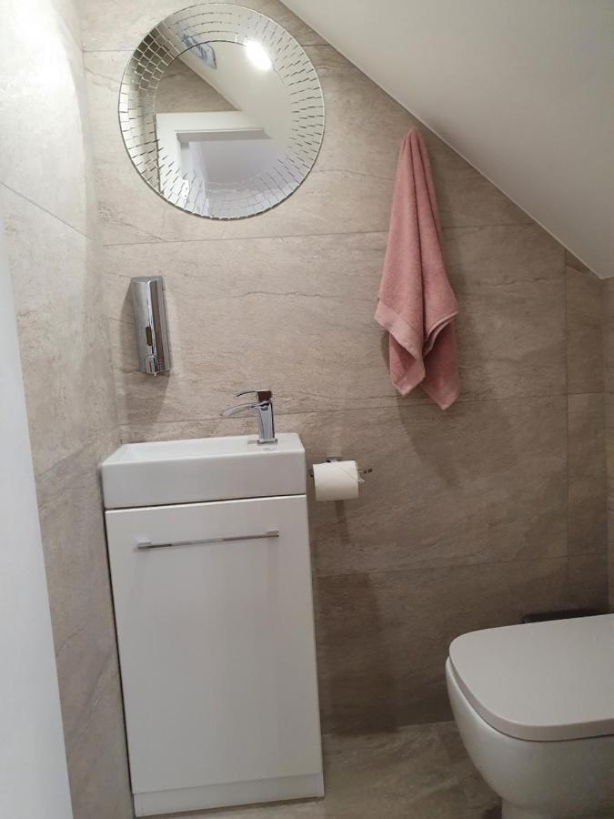 Comfortable And Modern 3 Bedroom Mid Terraced Glasgow