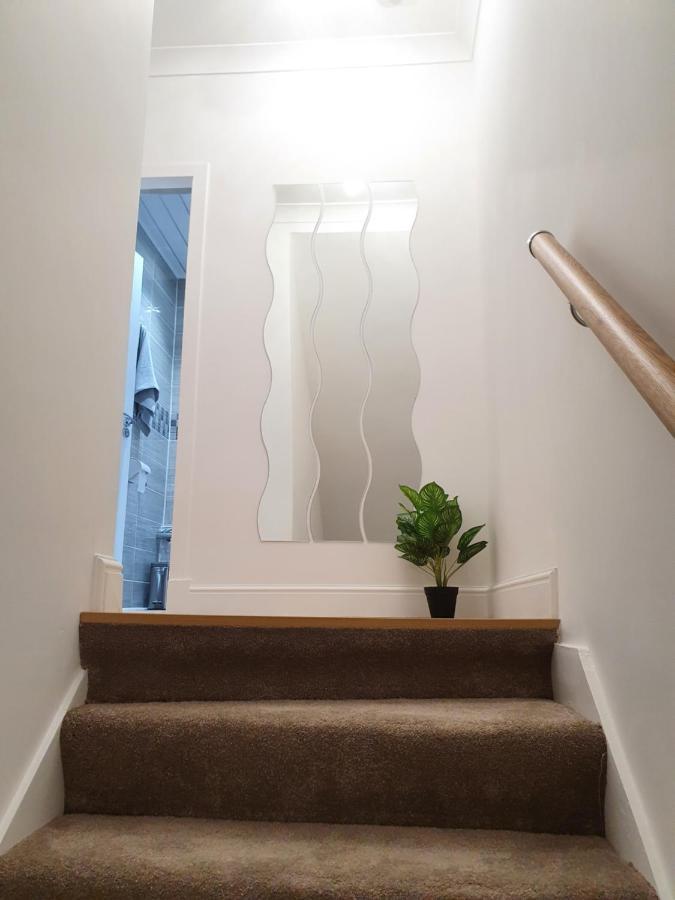 Apartment Comfortable And Modern 3 Bedroom Mid Terraced Glasgow