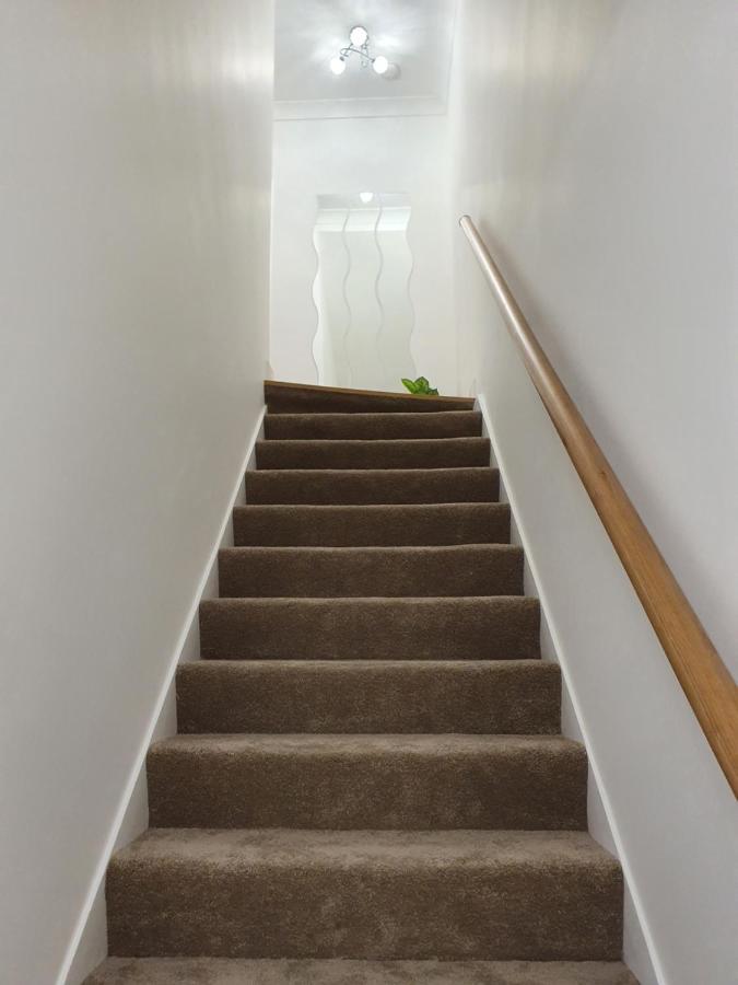 Comfortable And Modern 3 Bedroom Mid Terraced *