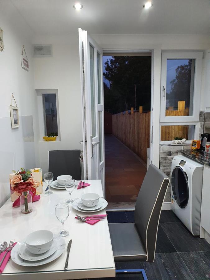 Comfortable And Modern 3 Bedroom Mid Terraced Apartment Glasgow