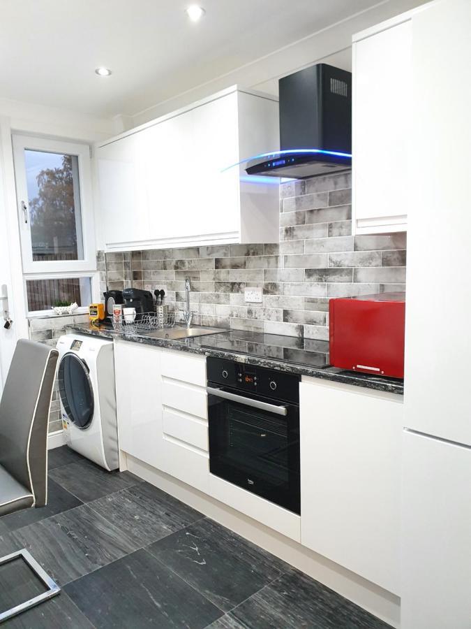 Comfortable And Modern 3 Bedroom Mid Terraced