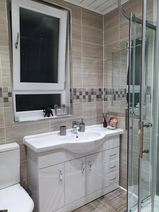 Comfortable And Modern 3 Bedroom Mid Terraced Glasgow