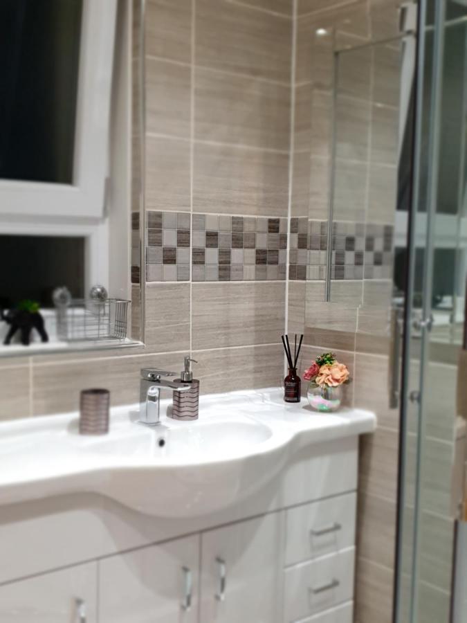 Comfortable And Modern 3 Bedroom Mid Terraced Glasgow
