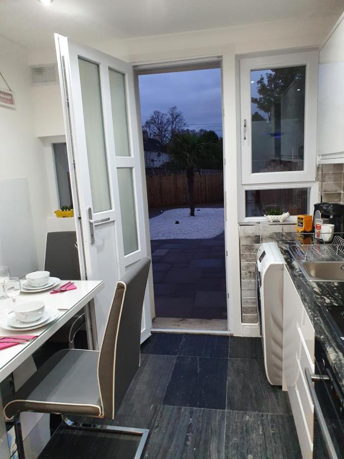 Comfortable And Modern 3 Bedroom Mid Terraced *