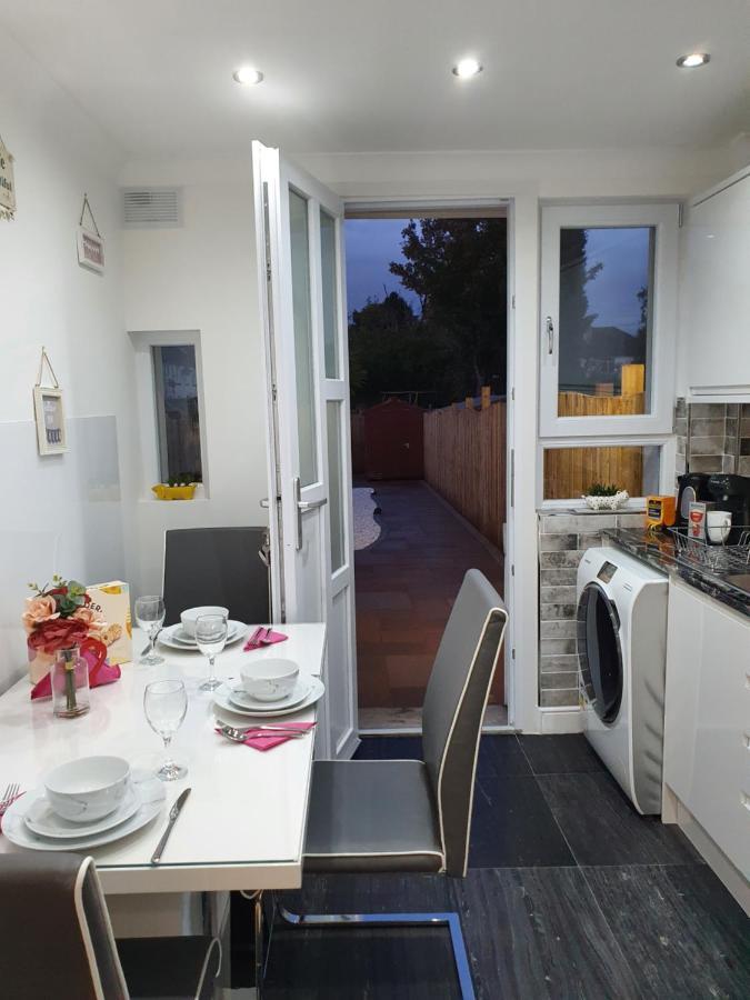 Comfortable And Modern 3 Bedroom Mid Terraced Apartment Glasgow