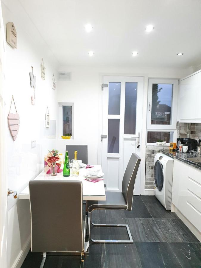 Comfortable And Modern 3 Bedroom Mid Terraced *