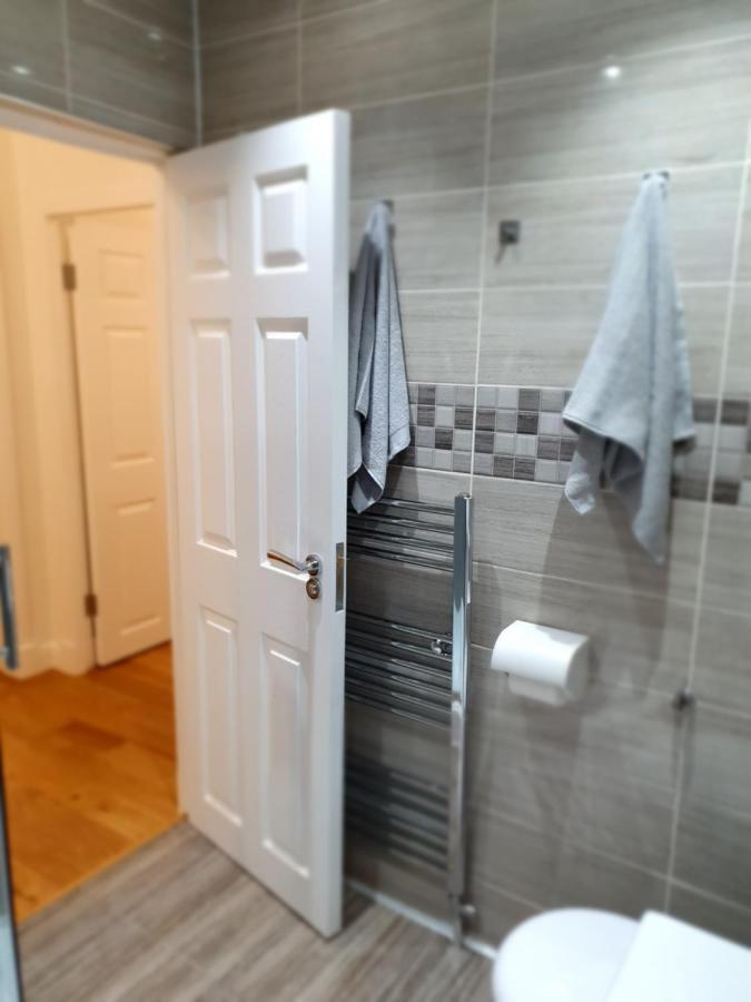 Comfortable And Modern 3 Bedroom Mid Terraced * Glasgow