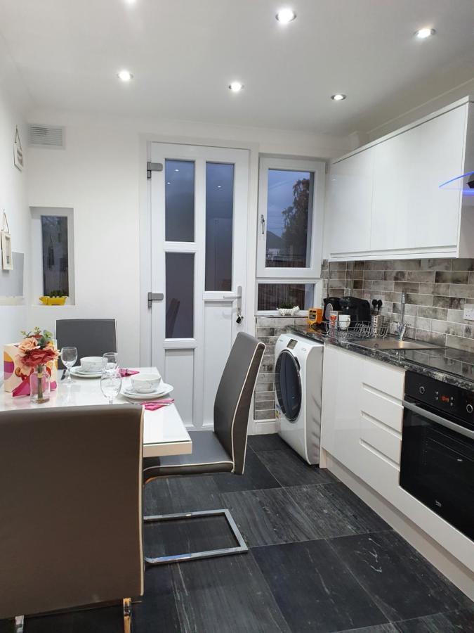 Comfortable And Modern 3 Bedroom Mid Terraced Glasgow