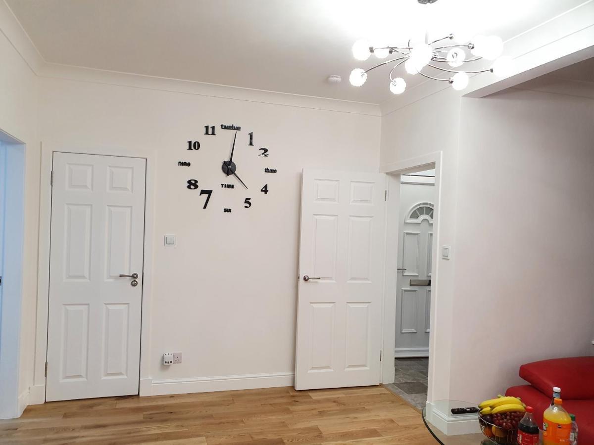 Comfortable And Modern 3 Bedroom Mid Terraced Glasgow